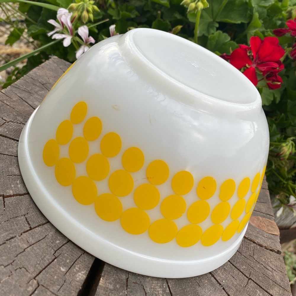 RARE Pyrex ‘Dot’ 1 1/2 Quart Bowl circa 1968-1973